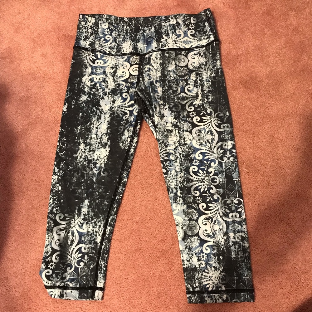 Patterned crop leggings